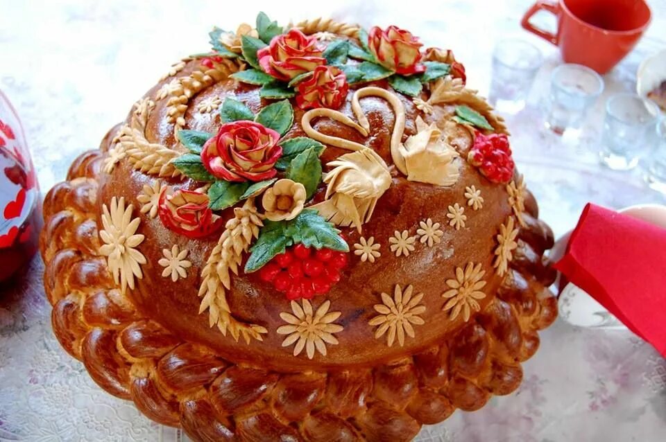 Каравай праздничный фото A round Russian loaf, called a karavai due to its symbolic resemblance to the su