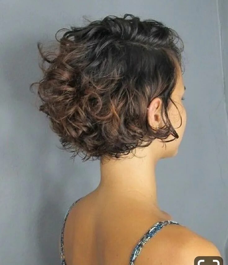 Каре на ножке фото кудрявые волосы Pin on Hair and beauty Short curly bob hairstyles, Haircuts for wavy hair, Short