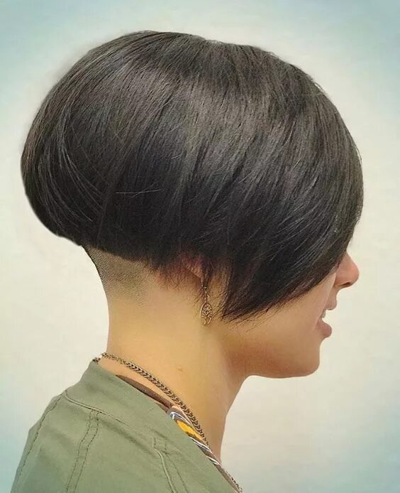 Каре на ножке фото затылка Pin by Coupes de cheveux originales on Carrés avec nuques courtes Short stacked 