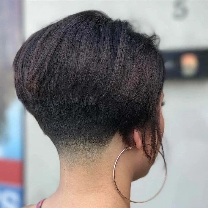 Каре на ножке фото затылка Carré plongeant nuque rasée - le style dans le cou Wedge haircut, Hair cuts, Hai