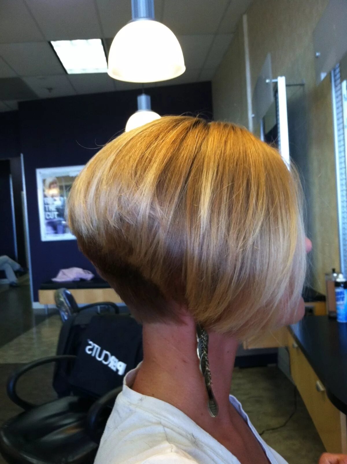 Каре на ножке стрижка для женщин фото Идеальное каре Short inverted bob haircuts, Inverted bob hairstyles, Inverted bo