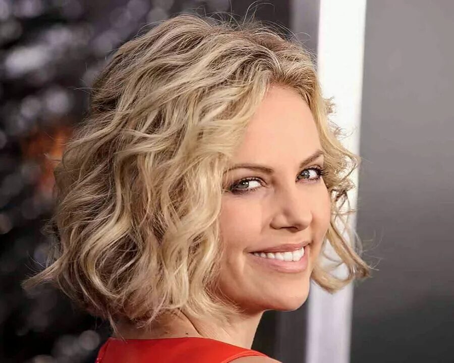 Каре на средние кудрявые волосы фото Charlize Theron Curly bob hairstyles, Short curly hair, Medium curly hair styles