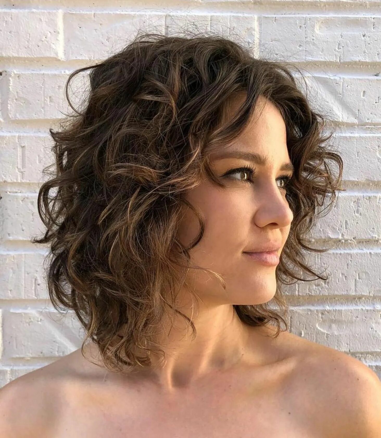 Каре на средние кудрявые волосы фото 60 Most Delightful Short Wavy Hairstyles for 2024 Natural wavy hair, Haircuts fo