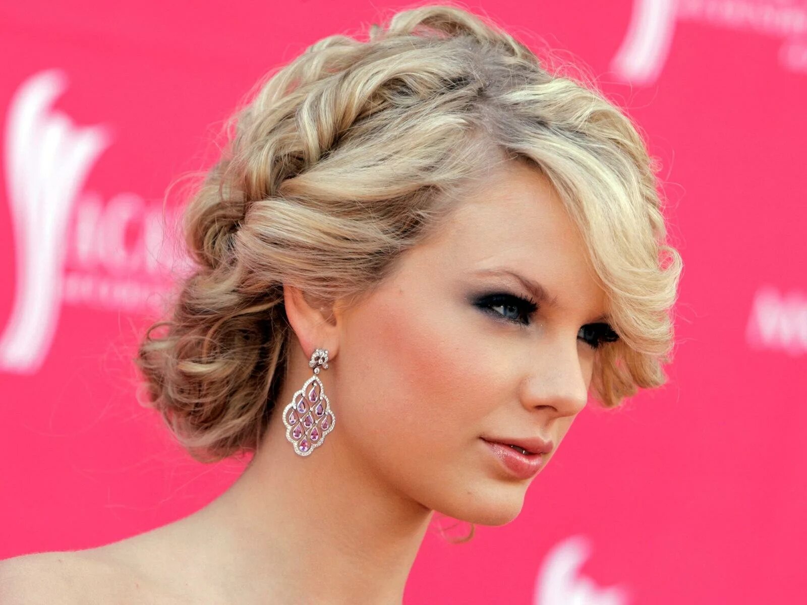 Каре нарядная прическа Photo Taylor Swift Music 1600x1200