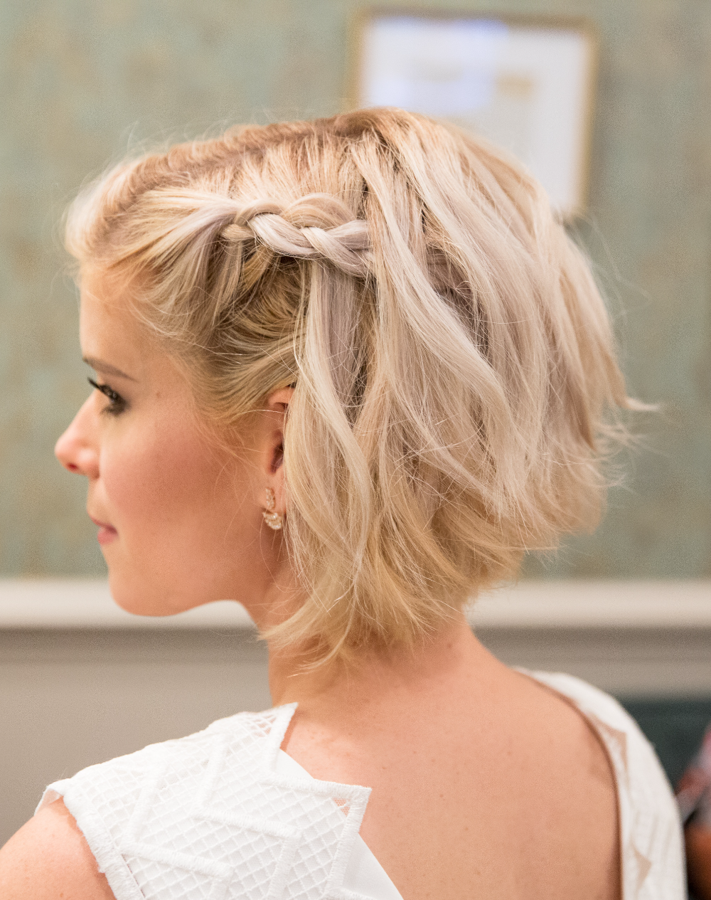 Каре нарядная прическа Short Wedding Hairstyles That Are Jaw Dropping - My Sweet Engagement Short bob h