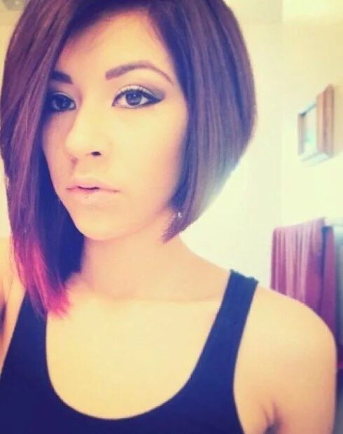 Каре одна сторона длиннее другой фото Uneven A-line bob with one side slightly longer and colored Hair styles, Thick h