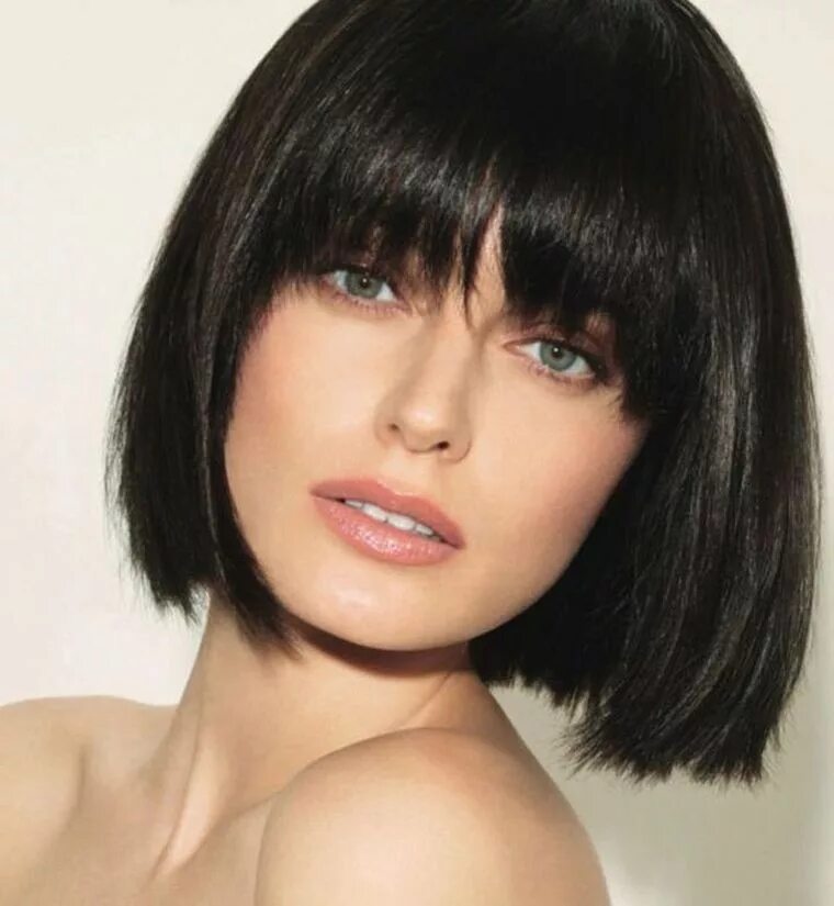 Каре омолаживающее фото coupe de cheveux carré dégradé avec frange et cheveux bruns Medium hair styles, 