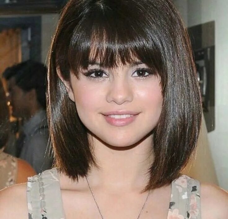 Каре с челкой 2024 фото круглое лицо Selena Gomez panosundaki Pin