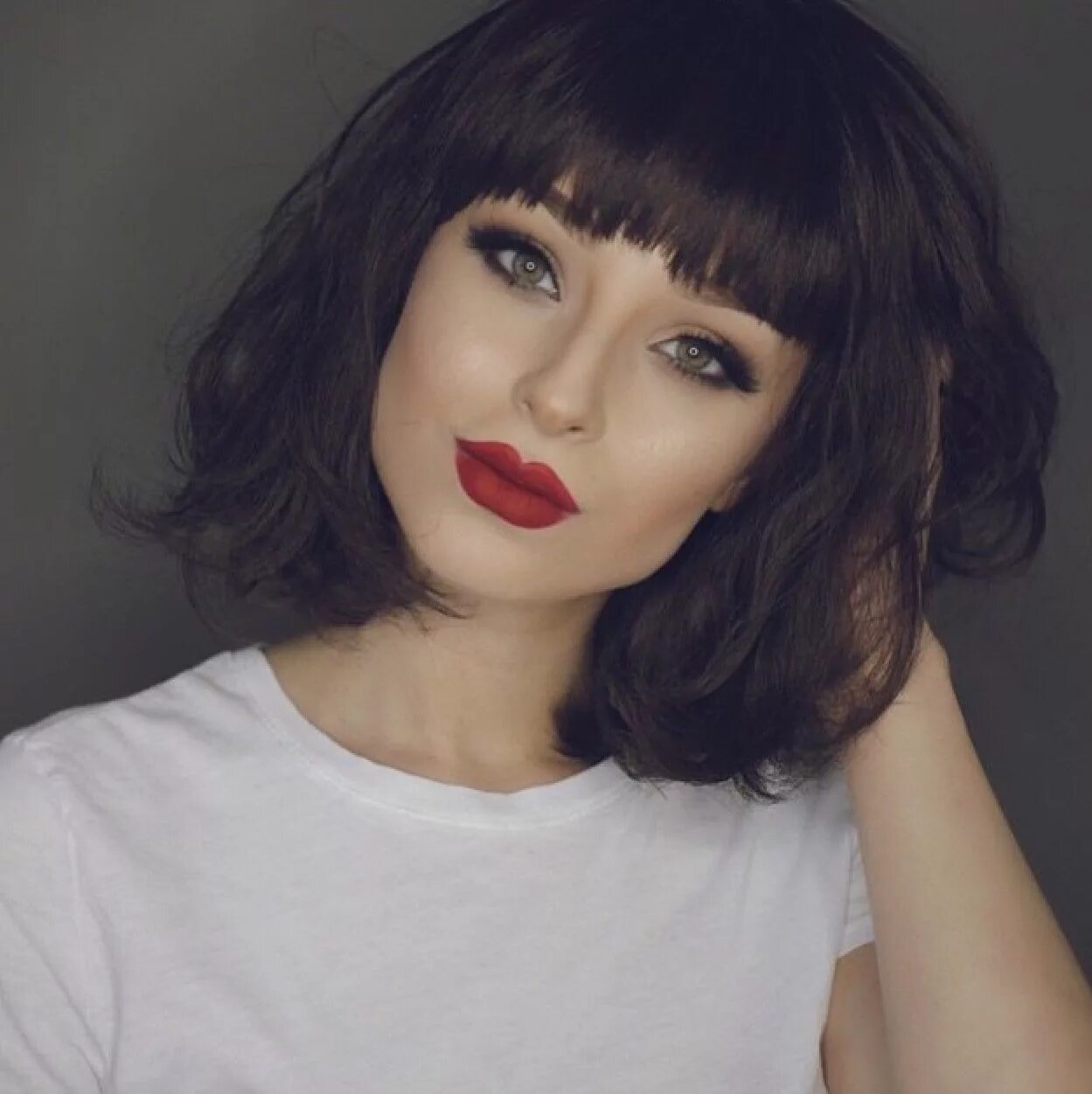 Каре с челкой тренд фото Classic Winged Eyes + Bold Red Lips Cool hairstyles, Hairstyles with bangs, Hair