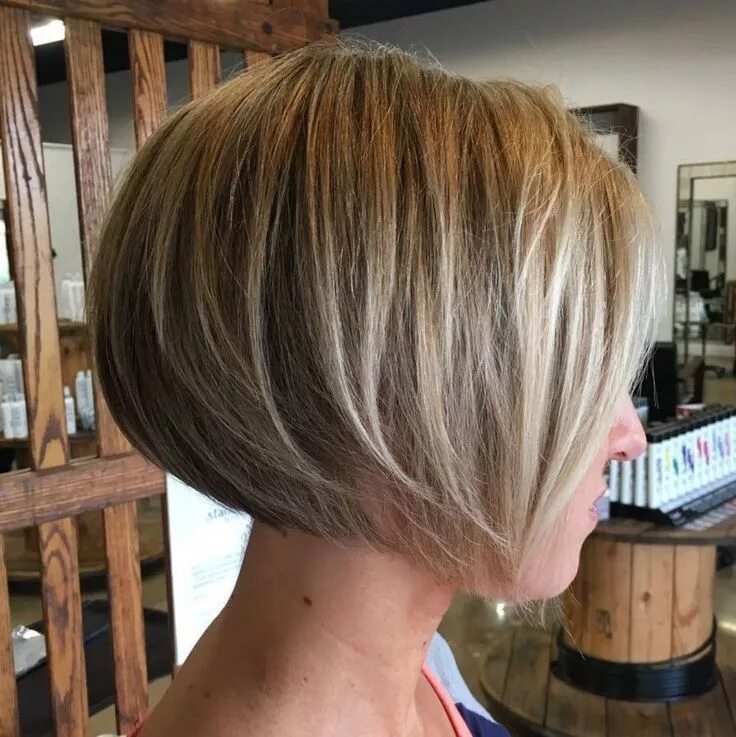 Каре с градуировкой фото на короткие волосы Short Rounded Layered Bob Choppy bob hairstyles, Layered bob hairstyles, Bob hai