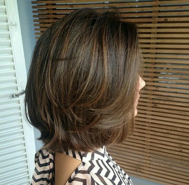 Каре с градуировкой на средние волосы фото Essa cor 3 Cabelo em camadas, Cortes de cabelo, Cabelo