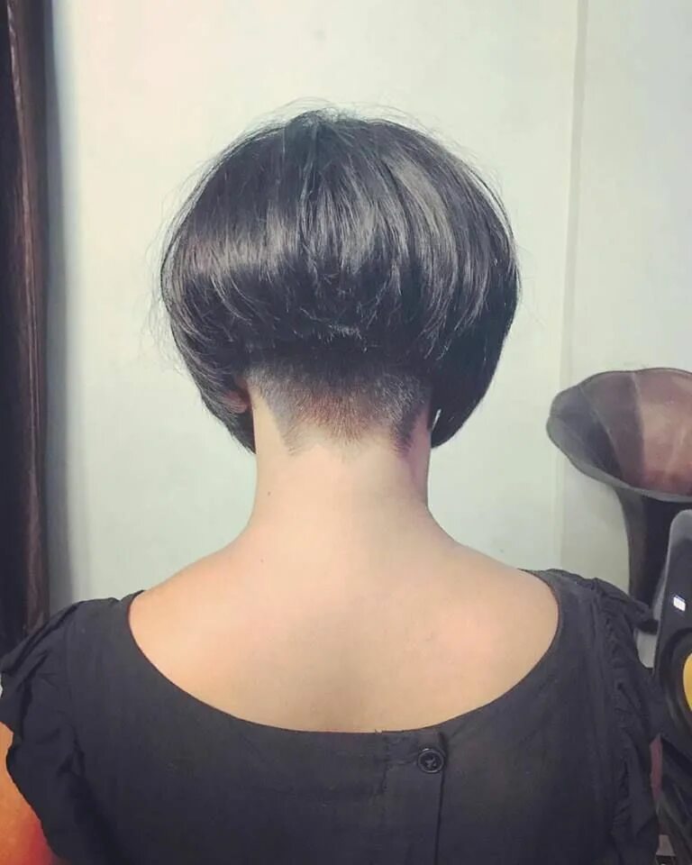 Каре с коротким затылком фото сзади Pin by Fngrau on Haar ideen Short stacked bob hairstyles, Short hair haircuts, S