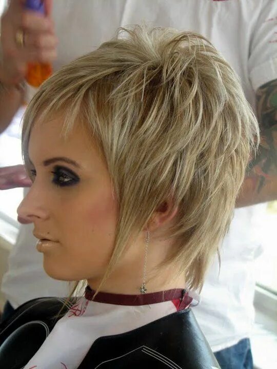 Каре с короткой макушкой фото сзади Messy short hair, Edgy hair, Short hair haircuts