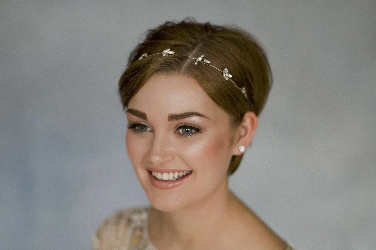 Каре с ободком фото How To Style Wedding Hair Accessories With Short Hair, with Debbie Carlisle Wedd