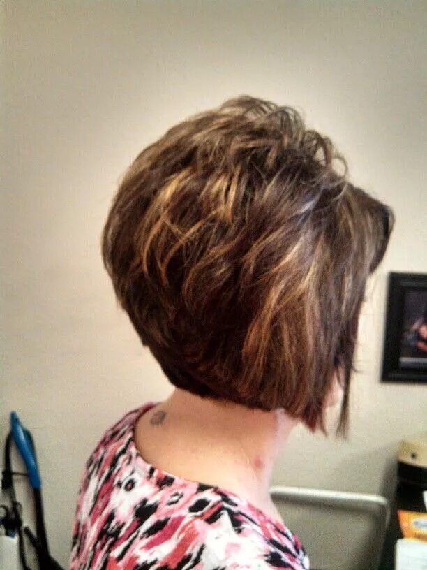 Каре с поднятой макушкой фото Stacked haircuts, Stacked bob haircut, Short hair cuts