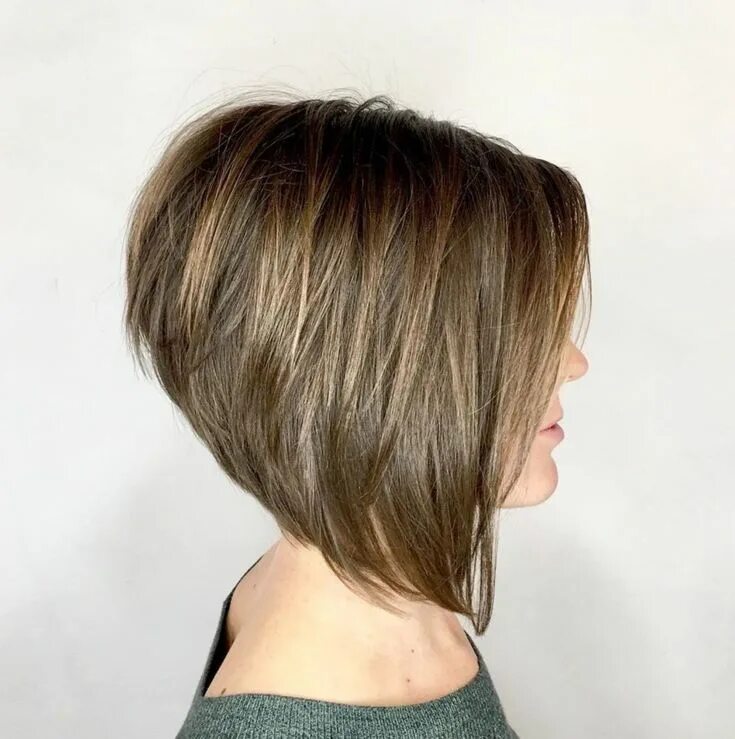 Каре с поднятой макушкой фото Inverted Stacked Collarbone Bob Stacked bob hairstyles, Stacked haircuts, Bob ha