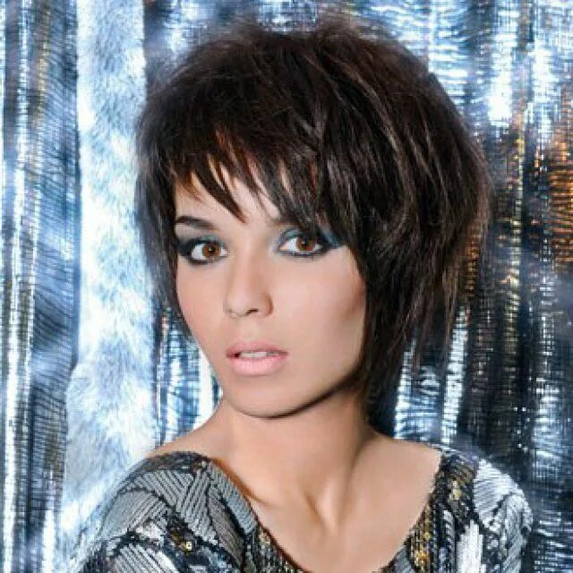 Каре с рваной челкой фото Quelle coiffure pour mon visage carré ? Coiffure carré court, Coupe de cheveux c