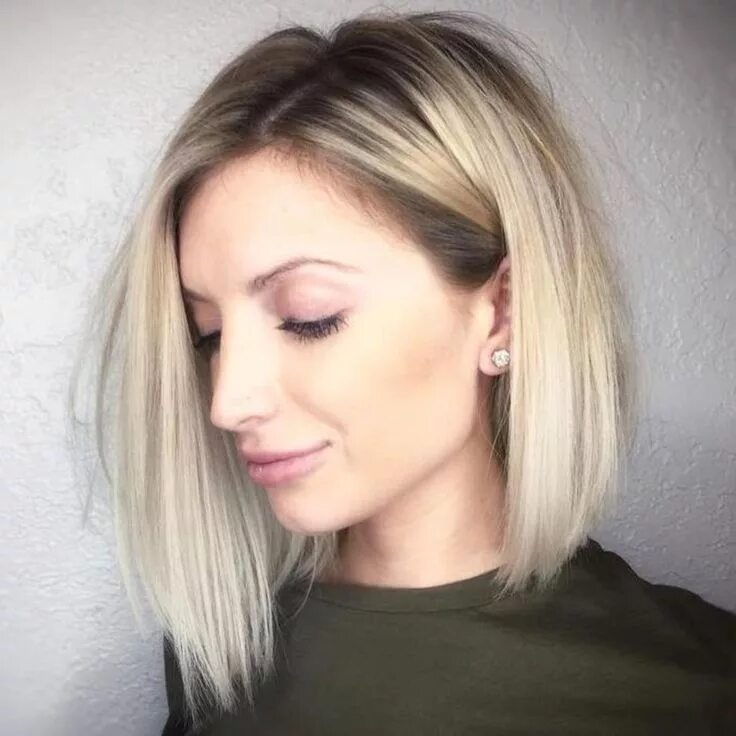 Каре с темными корнями фото Chic and Sleek Side Parted Bob Thin hair haircuts, Straight blonde hair, Blonde 