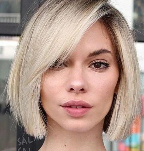Каре самая модная стрижка Long Blonde Bob With Side Fringe Asymmetrical bob haircuts, Medium bob hairstyle