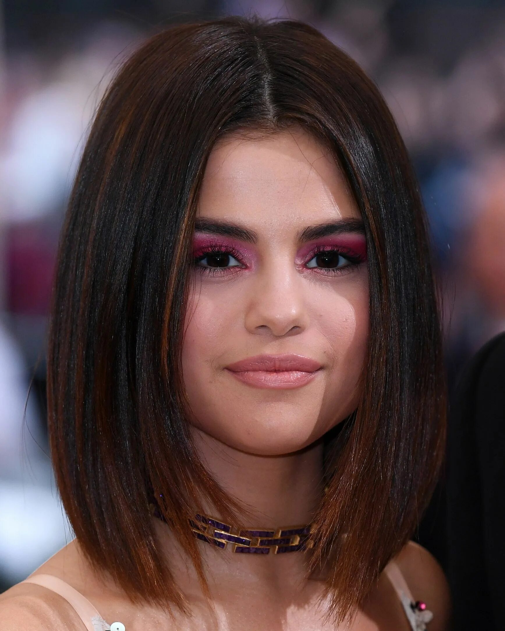 Каре стрижка без челки на средние волосы Rihanna Puts A New Spin On The 'Old Money Bob' Hairstyle Selena gomez short hair