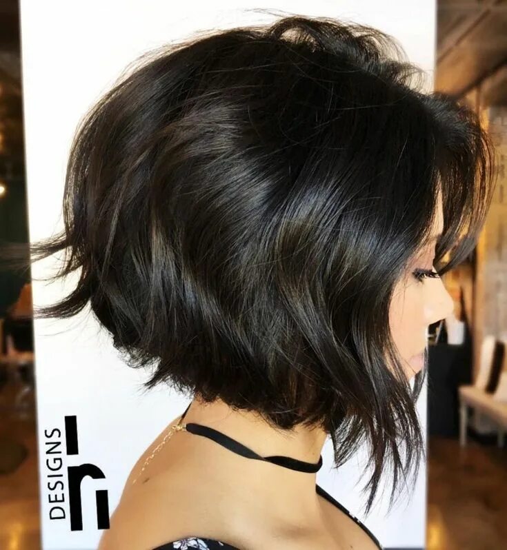 Каре стрижка на средние с пышностью Brunette Wavy Angled Bob Short hairstyles for thick hair, Haircut for thick hair