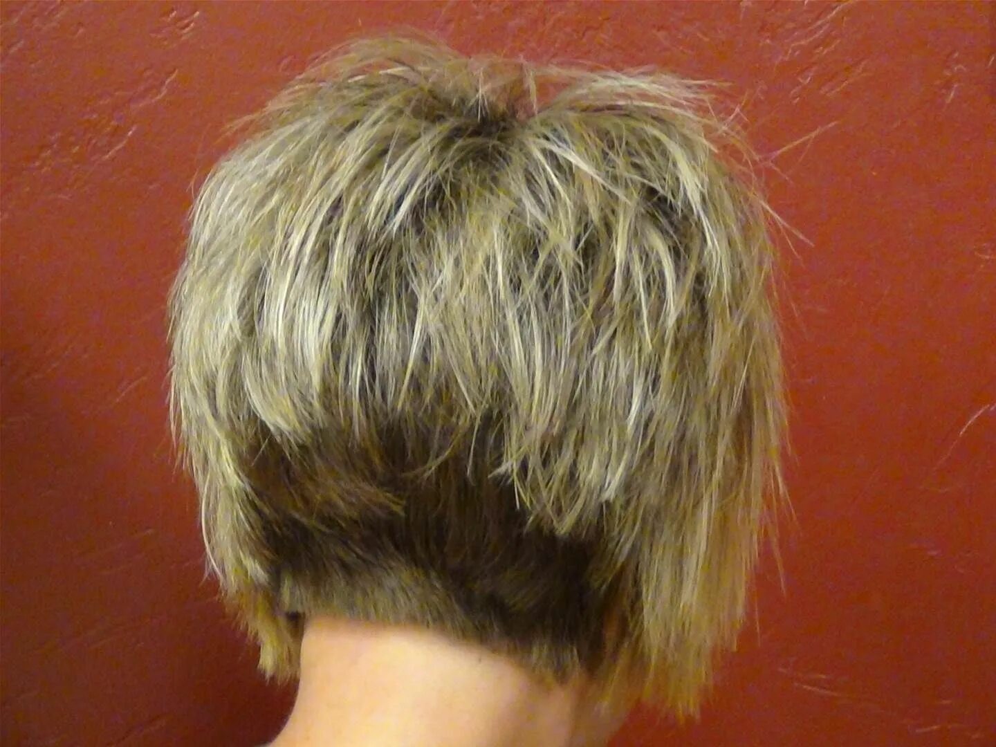 Каре стрижка с челкой и макушкой короткой Image result for Stacked Bob Haircuts for Fine Hair Pictures Short stacked hair,
