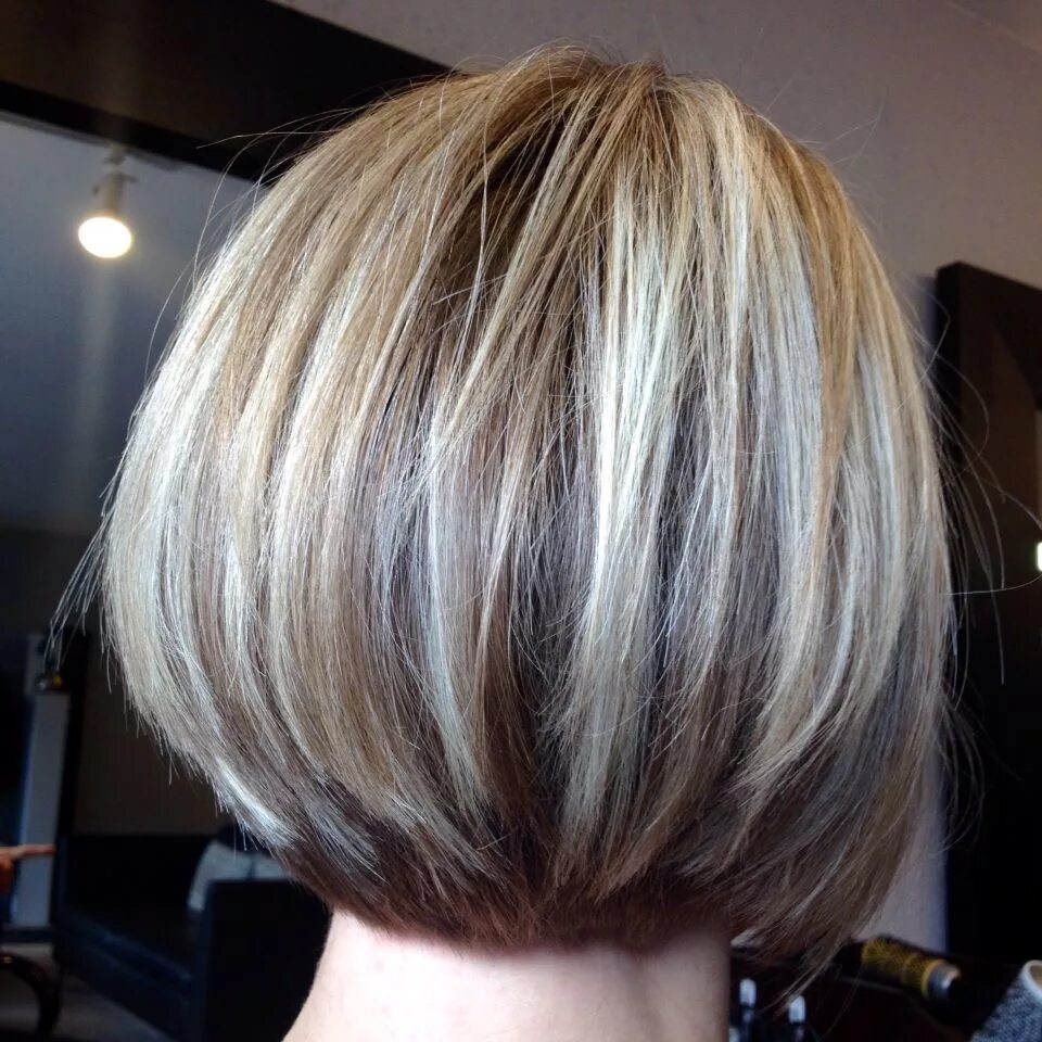 Каре стрижка с челкой с мелированием Graduated bob with very light blond highlights. Cortes de pelo bob invertidos, C