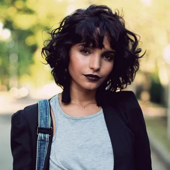 Каре стрижка с челкой волнистые Short bob': o curtinho moderno que vai repaginar seu visual Curly hair styles, C