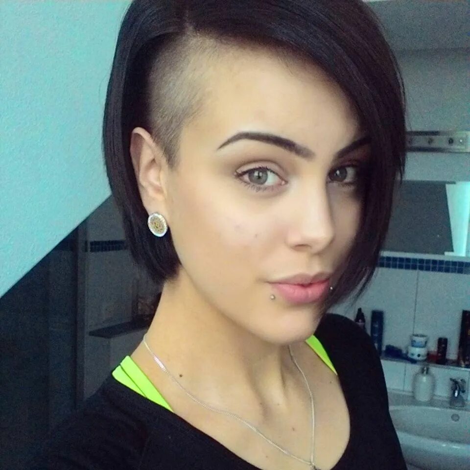 Каре стрижка с выбритой челкой Pin on New hair Half shaved hair, Hair cuts, Long hair styles men
