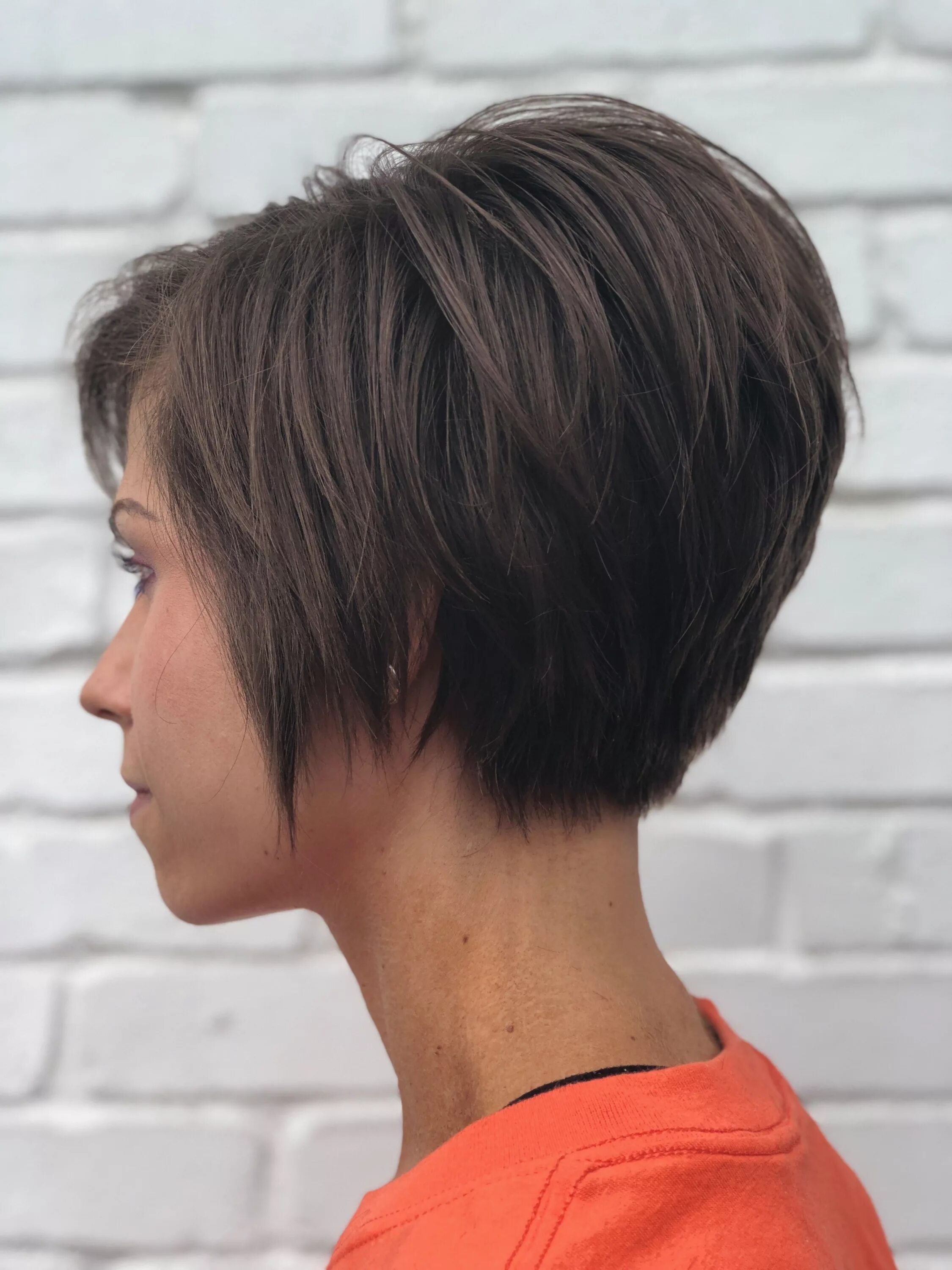 Каре стрижка со снятым верхом Shorter side of asymmetrical razored bob // @emily_yvonne Angled bob hairstyles,