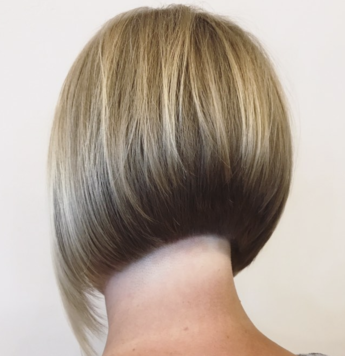 Каре стрижка сзади фото женские Clean lines - aline bob 2019 Angled bob hairstyles, Short bob hairstyles, Wavy b