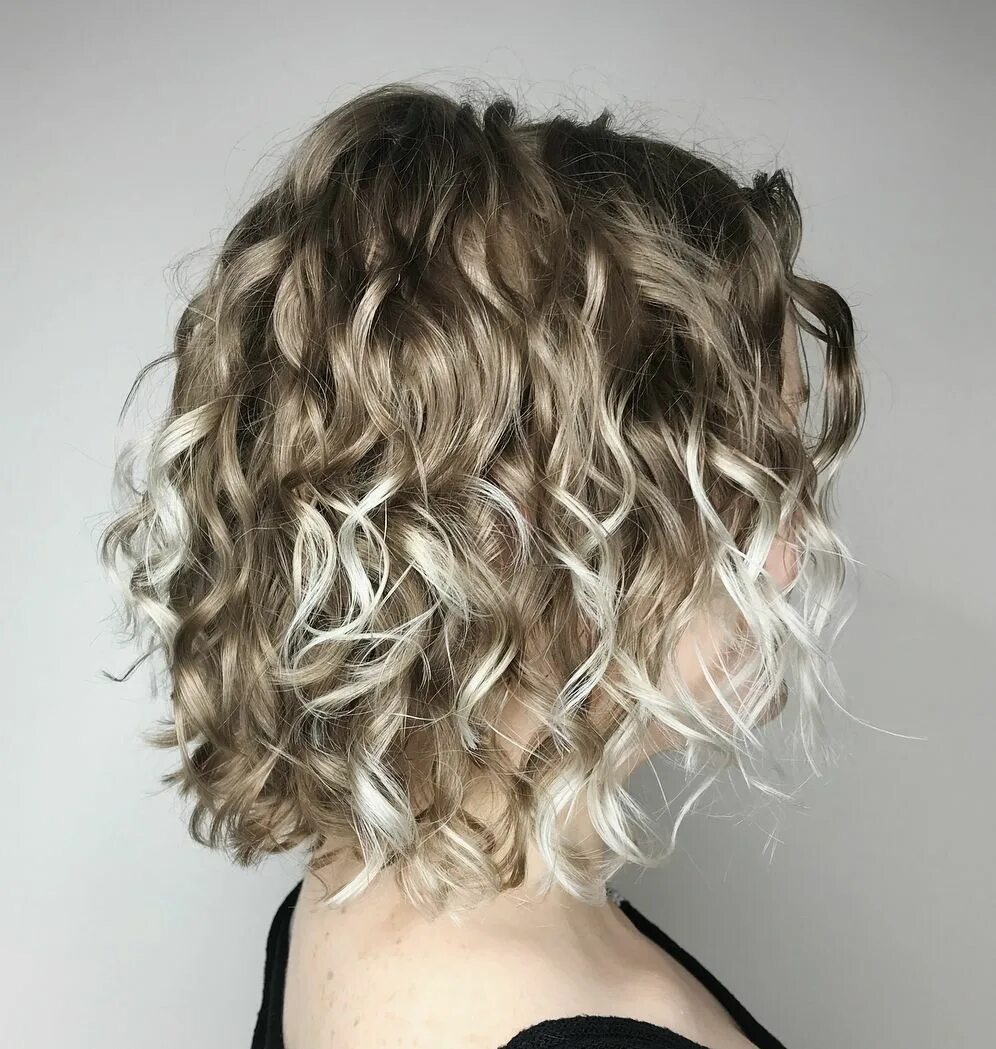 Каре стрижка завивка Dark Blonde Curly Bob with Platinum Highlights Thin curly hair, Wavy bob hairsty