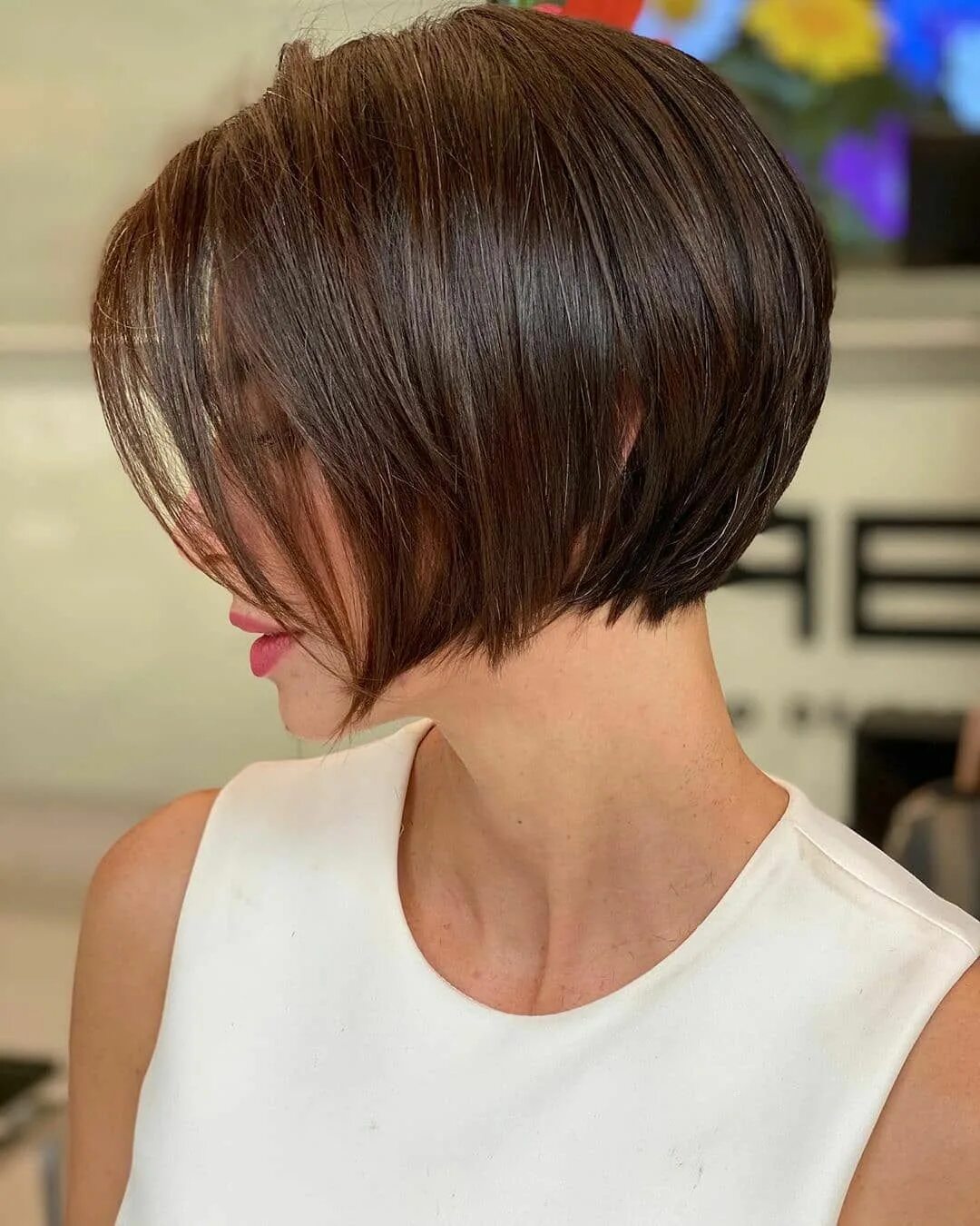 Каре стрижка женская фото Sensuale bob scalato e sfilacciato color cioccolato Acconciature per capelli cor