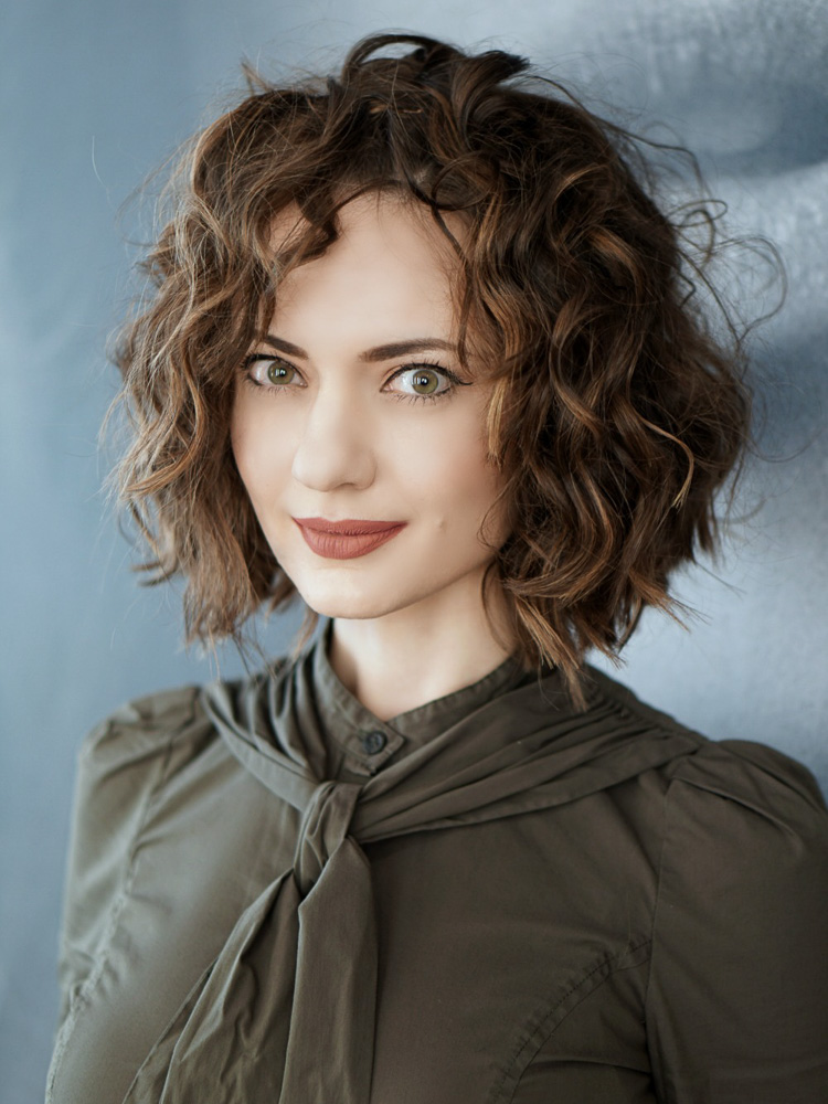Каре стрижка женская на вьющиеся волосы 80s Curls by Ted Gibson Short wavy hair, Haircuts for wavy hair, Wavy bob hairst