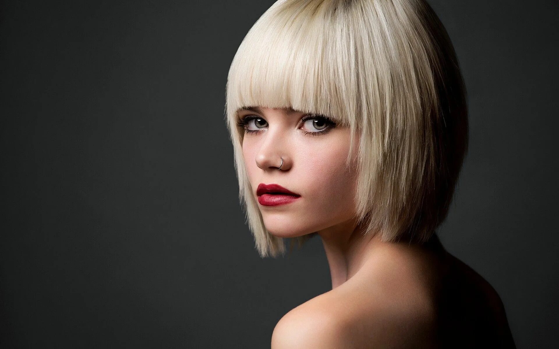 Каре стрижка женская с челкой средней People 1920x1200 blonde nose rings looking back short hair bangs bare shoulders 