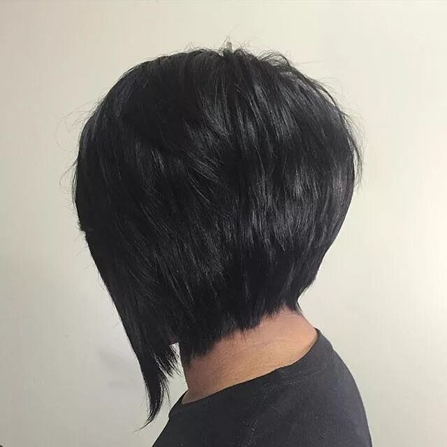 Каре сзади на макушке стрижка Aishia Strickland EDITOR on Instagram: "Cold blooded razor sharp Bob styled by @
