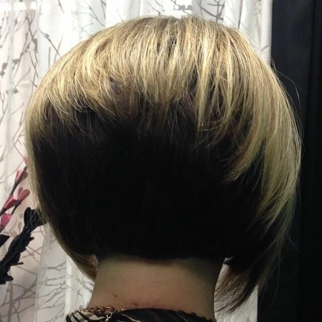 Каре сзади на макушке стрижка Back of stacked bob Angled bob hairstyles, Short stacked bob hairstyles, Straigh