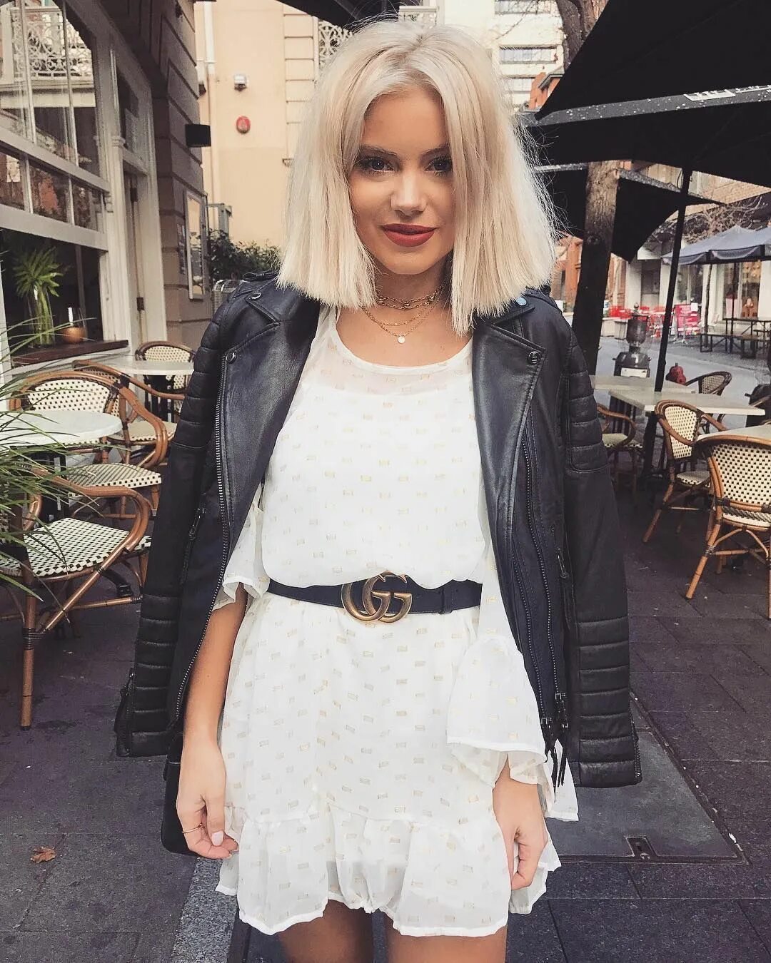 Каре тотал блонд фото Casual chic black leather jacket and belt with pretty white dress. Fashion, Pret
