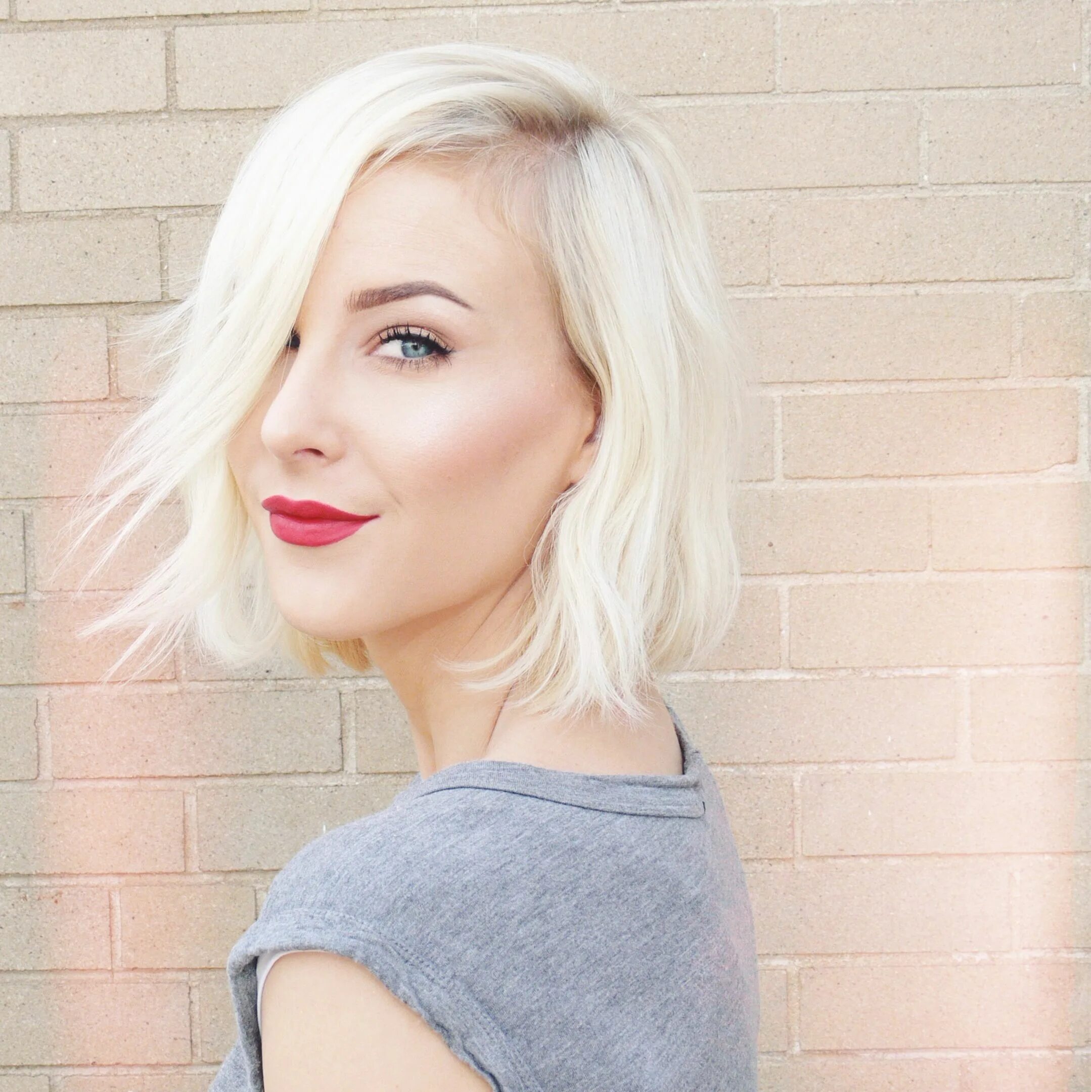 Каре тотал блонд фото Beauty On The Brain: Valentines Day Lips Blonde hair red lips, Bleach blonde hai