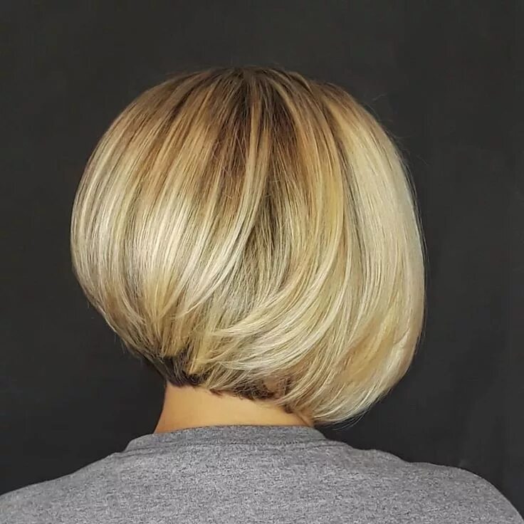 Каре вид сзади фото на средние The perfect bob cut! @pennysaxon Highligh Wavy bob hairstyles, Long hair styles,