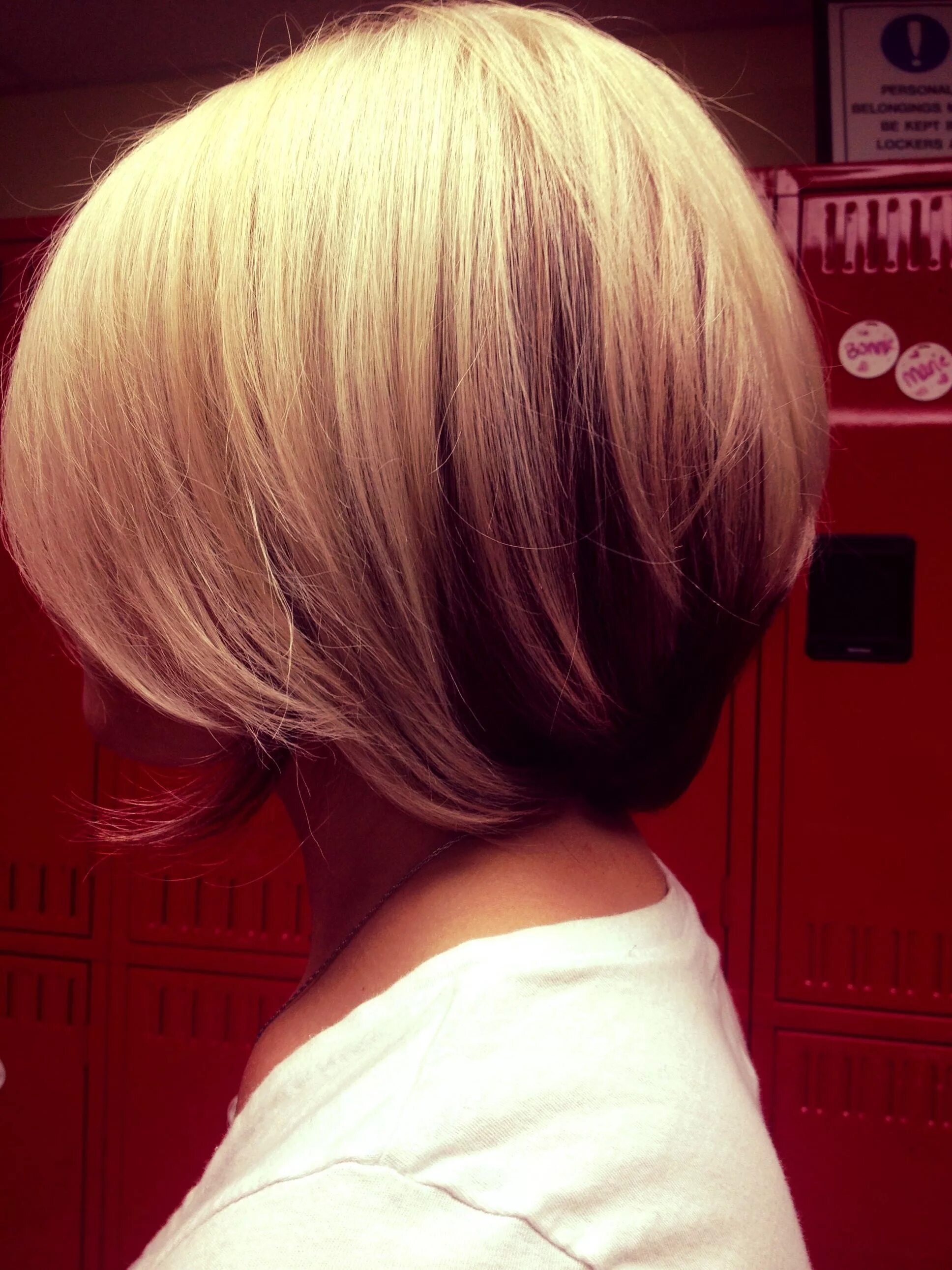Каре вид сзади фото на средние Inspirational photo by Marcia Radcliffe. #graduatedbob #twotonecolor #blondeandr