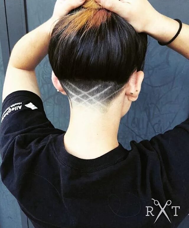Каре выбритый затылок фото Sweet Cut Thanks @samantha_roshel #GirlsWithShavedHeads #ShornNape. Undercut lon
