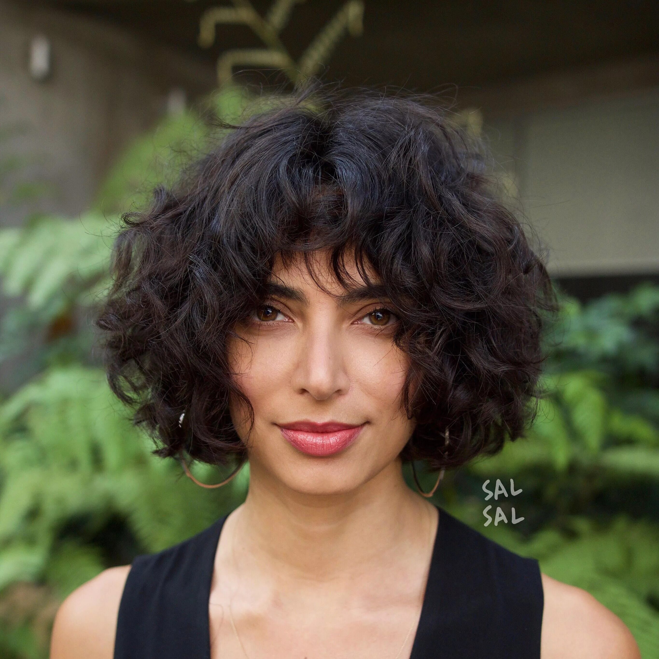 Каре вьющиеся стрижка фото The 6 Coolest Summer Haircuts Coming Out of L.A. Right Now Short shag haircuts, 