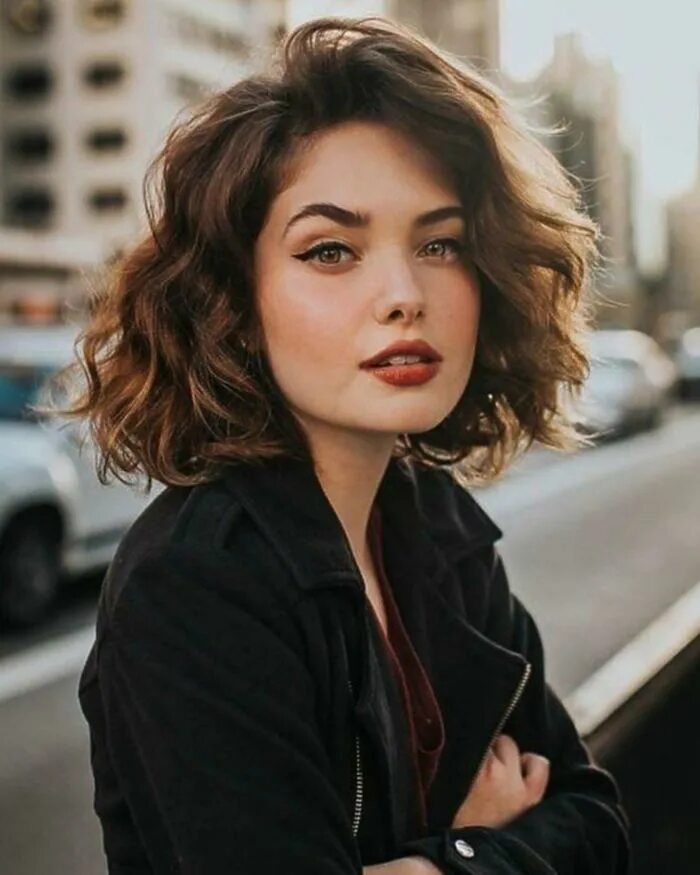 Каре вьющиеся стрижки Kurzer Bob mit Naturlocken und wichtige Styling Tipps Short hair cuts, Hair styl