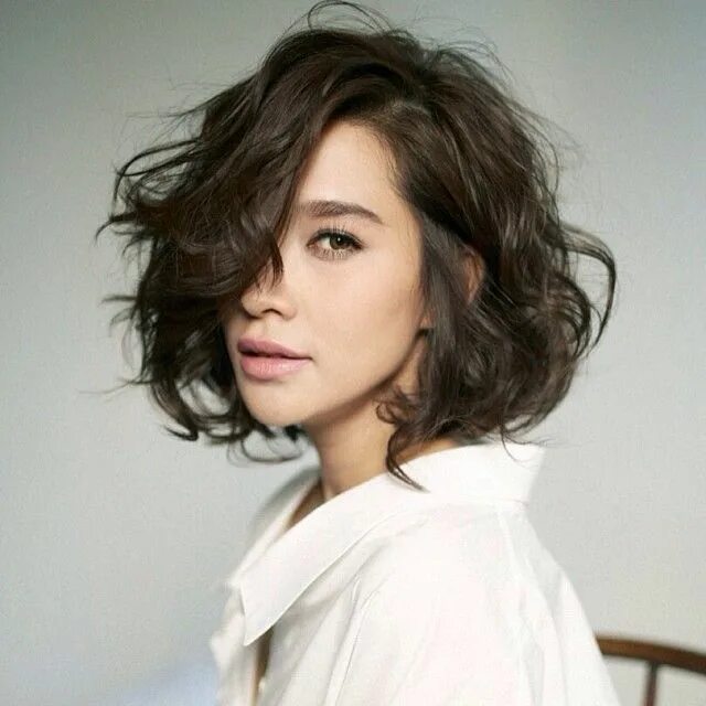 Каре вьющиеся стрижки Don't make plans. Short wavy hair, Thick hair styles, Messy short hair