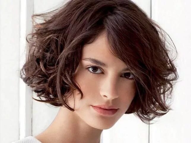 Каре вьющиеся стрижки El versátil 'curly bob', la tendencia para este verano Bob haircut curly, Short 
