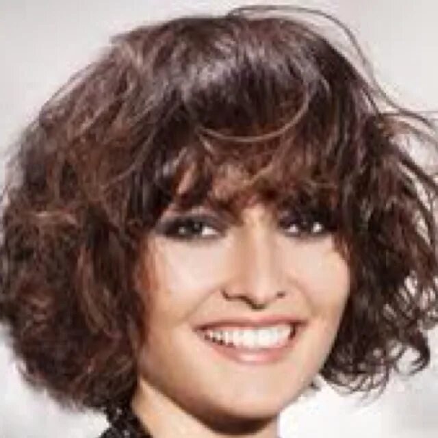 Каре вьющиеся стрижки Carré décoiffé Coupe courte femme, Coiffures coupes de cheveux, Femme