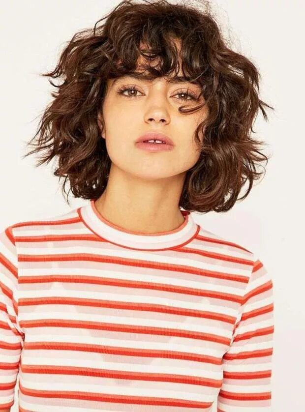 Каре вьющиеся стрижки La frange bouclée Pelo corto con flequillo, Bob corto con flequillo, Pelo con fl