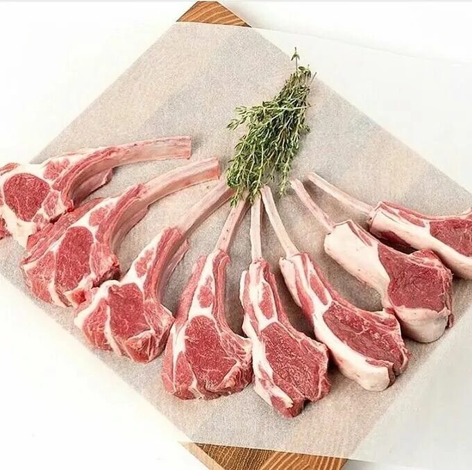 Каре ягненка прическа Карэ ягненка (8-9ребра) в/у "Мясоделов" СПК разновес ( кг) Баранина. Мясные полу
