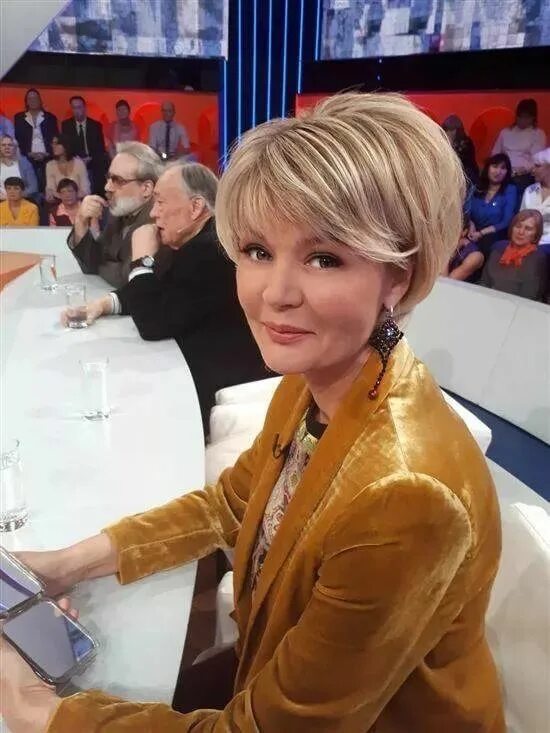 Каре юлии меньшовой фото Pin on Hairstyles Short hair styles, Short hairstyles for thick hair, Short hair